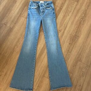 Frame denim le one flare. Amazing for size 1 which fits size 25-27